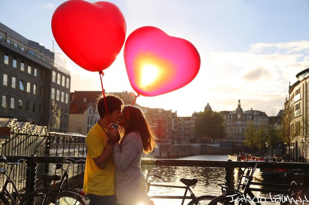 Casal participa do projeto 100 World Kisses, do argentino Ignacio Lehmann, em Amsterdã, Holanda - o fotógrafo teve a sorte de estar na cidade no momento em que distribuíam balões em forma de coração 
