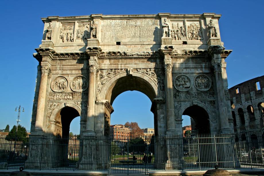 <strong>Roma, Itália (1960)</strong><br />    A capital italiana foi o palco da primeira Olimpíada transmitida mundialmente pela televisão. Depois de abdicar dos jogos de 1908 por conta da erupção do Vesúvio, a edição italiana do evento ficou marcada pelo surgimento de duas lendas do esporte e o crepúsculo de outra. No boxe, o até então desconhecido Cassius Clay, que futuramente se tornaria Muhammad Ali, conquistou o ouro. Na maratona, Abebe Bikila venceu a prova, percorrendo as ruínas romanas descalço e marcando o início da era de ouro dos africanos nas provas de média e longa distância. Em uma prova emocionante, o etíope venceu após cruzar o famoso <strong>Arco de Constantino.</strong>        Já Adhermar Ferreira da Silva, um dos grandes atletas brasileiros da época, encerrou sua participação nas Olimpíadas sem conquistar nenhuma medalha, após os ouros em Helsinque e Melbourne