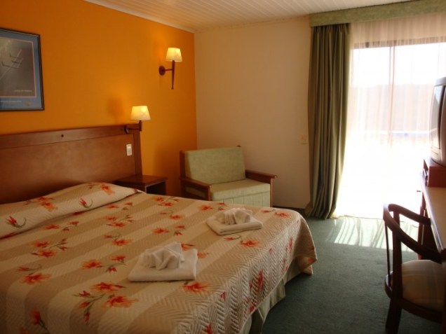 Todos os quartos da pousada Constellation Lodge, em Campos do Jordão, possuem cama king-size, TV a cabo, DVD, calefação, lençõis térmicos e sacada
