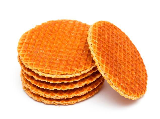 <strong>Stroopwaffle, Holanda</strong> Um sanduichinho achatado de waffle, recheado de caramelo, parece ser uma descrição um tanto simplista do stroopwaffle, o campeão dos cafés da tarde holandeses. Os habitantes de Gouda, a mesma cidade do queijo, dizem que a melhor receita (e original) é deles, mas seja como for, coloque uma dessas "tampas" sobre sua caneca de chá, café ou chocolate quente para amolecer a casca. Campeão! <strong>Stroopwaffle, Holanda</strong> Um sanduichinho achatado de waffle, recheado de caramelo, parece ser uma descrição um tanto simplista do stroopwaffle, o campeão dos cafés da tarde holandeses. Os habitantes de Gouda, a mesma cidade do queijo, dizem que a melhor receita (e original) é deles, mas seja como for, coloque uma dessas "tampas" sobre sua caneca de chá, café ou chocolate quente para amolecer a casca. Campeão!