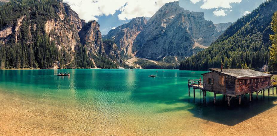 <strong>Lago di Braies - <a href="https://viajeaqui.abril.com.br/paises/italia" rel="Itália " target="_blank">Itália </a></strong> O lago fica na província autônoma de Bolzano, na pequena cidade de Braies, que é conhecida pelo Vale Braies. O destino é procurado pelas suas águas geladas e cristalinas e toda a paisagem e tranquilidade que o rodeia <strong>Lago di Braies - <a href="https://viajeaqui.abril.com.br/paises/italia" rel="Itália " target="_blank">Itália </a></strong> O lago fica na província autônoma de Bolzano, na pequena cidade de Braies, que é conhecida pelo Vale Braies. O destino é procurado pelas suas águas geladas e cristalinas e toda a paisagem e tranquilidade que o rodeia