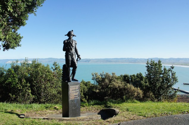 Há estátuas do aventureiro James Cook espalhadas por vários cantos da cidade de Gisborne, na Nova Zelândia