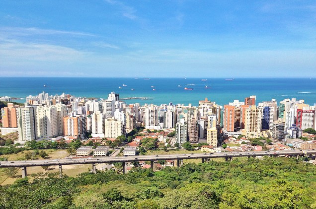 A apenas três quilômetros do centro de Vila Velha, a Praia da Costa é rodeada de prédios de alto padrão e hoteis