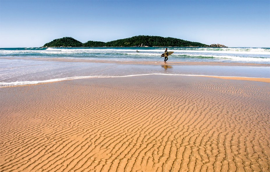 A Praia do Campeche com sua companheira mais fiel, a ilha homônima 