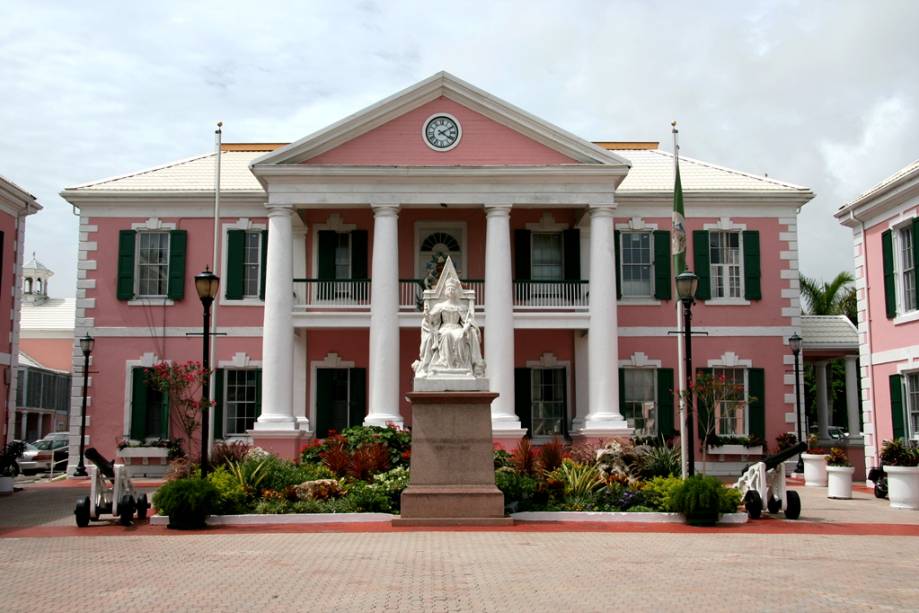 Sede do parlamento das Bahamas, com a estátua da Rainha Vitória. O chefe de estado do país é o monarca britânico