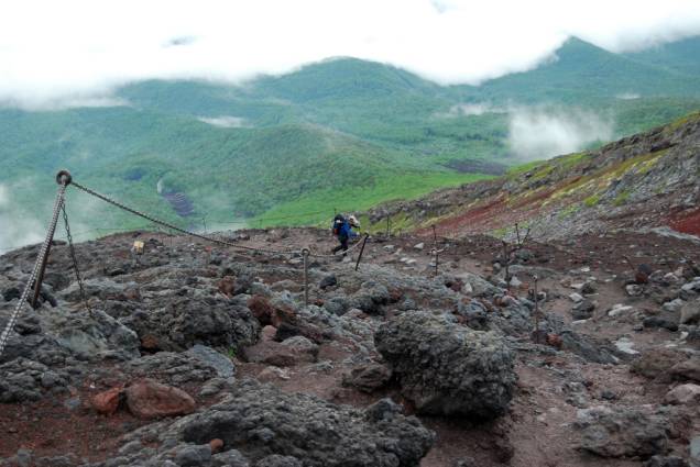 A trilha de ascensão do Monte Fuji é bastante pedregosa