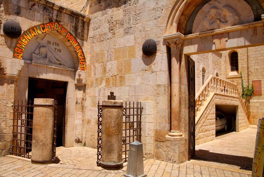<strong><a href="https://viajeaqui.abril.com.br/estabelecimentos/israel-jerusalem-atracao-via-dolorosa" rel="Via Dolorosa" target="_blank">Via Dolorosa</a>, <a href="https://viajeaqui.abril.com.br/cidades/israel-jerusalem" rel="Jerusalém" target="_blank">Jerusalém</a></strong> Cristianismo à parte, é fato de que Jesus é um importante personagem para a História. Uma lista com as passagens mais célebres do mundo, portanto, não poderia deixar de incluir a via por onde acredita-se que ele passou carregando a cruz. O caminho tortuoso pelas vielas da Cidade Velha de Jerusalém tem 14 paradas, identificadas em inscrições nos muros. A Via Dolorosa - que não é uma só rua, mas um trajeto - começa no bairro islâmico e termina na Igreja do Santo Sepulcro <strong><a href="https://viajeaqui.abril.com.br/estabelecimentos/israel-jerusalem-atracao-via-dolorosa" rel="Via Dolorosa" target="_blank">Via Dolorosa</a>, <a href="https://viajeaqui.abril.com.br/cidades/israel-jerusalem" rel="Jerusalém" target="_blank">Jerusalém</a></strong> Cristianismo à parte, é fato de que Jesus é um importante personagem para a História. Uma lista com as passagens mais célebres do mundo, portanto, não poderia deixar de incluir a via por onde acredita-se que ele passou carregando a cruz. O caminho tortuoso pelas vielas da Cidade Velha de Jerusalém tem 14 paradas, identificadas em inscrições nos muros. A Via Dolorosa - que não é uma só rua, mas um trajeto - começa no bairro islâmico e termina na Igreja do Santo Sepulcro