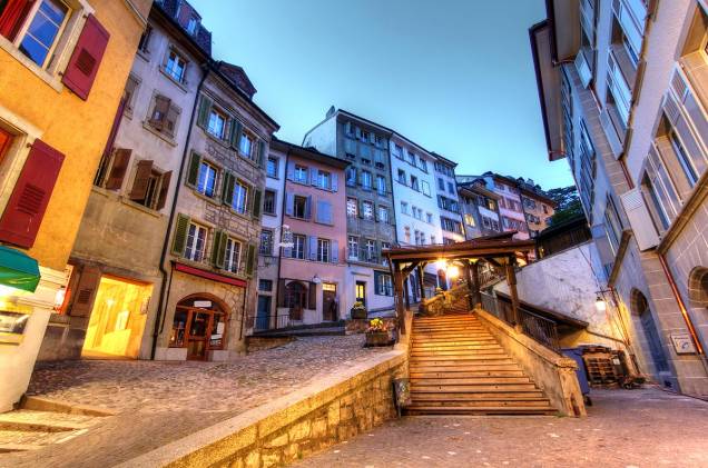 O centro histórico da cidade é repleto de ladeiras e escadarias; para os menos dispostos, uma linha de metrô atende os pontos mais turísticos de Lausanne O centro histórico da cidade é repleto de ladeiras e escadarias; para os menos dispostos, uma linha de metrô atende os pontos mais turísticos de Lausanne