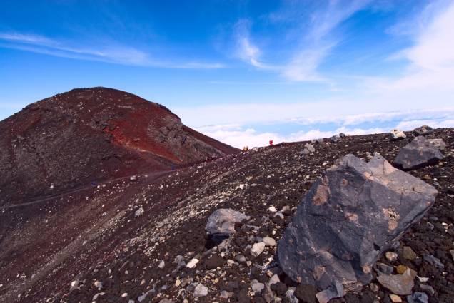 Boa parte da trilha de ascensão do Monte Fuji é repleta de rochas e uma escorregadia camada de pó de lava