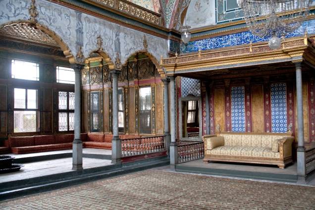 No interior do Palácio Topkapi, um dos cômodos mais impressionantes é a Sala do sultão, onde ali ficava o seu harém