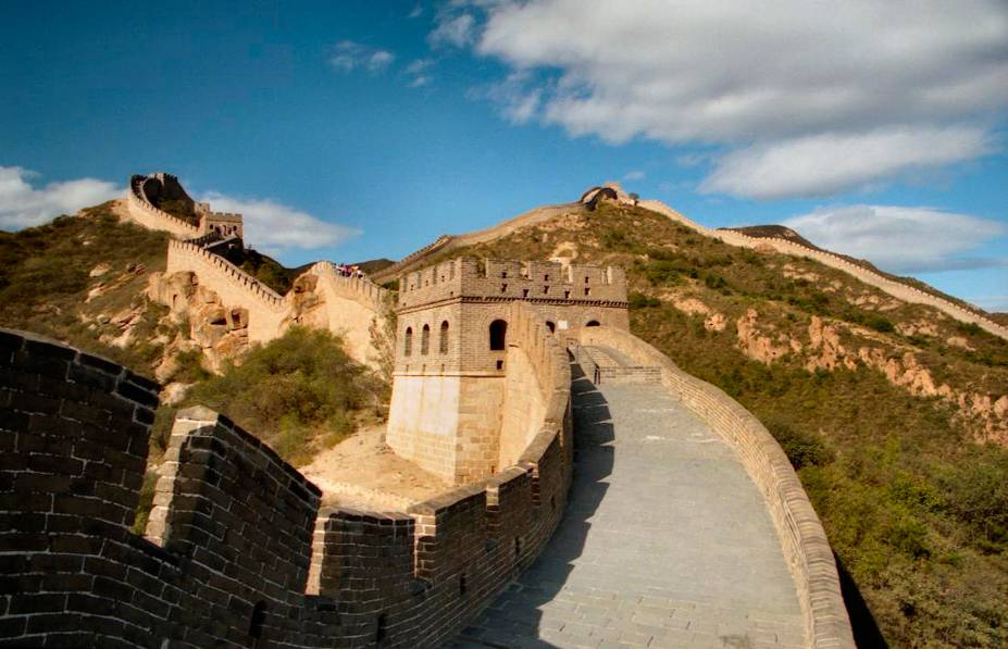 <strong>TREKKING NA MURALHA </strong>                Símbolo imponente do país, a <a href="https://viajeaqui.abril.com.br/estabelecimentos/china-pequim-beijing-atracao-grande-muralha-da-china" rel="Muralha da China" target="_blank">Muralha da China</a> (foto) estende-se por 21 000 km, dos quais 8% estão preservados. Bom aperitivo da atração, este pacote guiado percorre 147 km da muralha em cinco noites. A caminhada passa por Juyongguan, Chenjiabao, Shuichancheng, Jiankou, Mutianyu, Gubeikou, Jinshanling e Simatai, com paradas para conhecer atrativos locais. A estadia é em hotéis simples e inclui duas noites extras em <a href="https://viajeaqui.abril.com.br/cidades/china-pequim-beijing" rel="Pequim" target="_blank">Pequim</a>, onde há city tour.                <strong>QUANDO: </strong>Até dezembro                <strong>QUEM LEVA:</strong> A <a href="https://www.tgkturismo.com.br/" rel="TGK" target="_blank">TGK</a>                <strong>QUANTO: </strong>US$ 3 112 (s/ aéreo do BR)