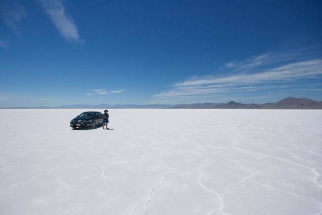 <strong>4. Bonneville Salt Flats em Utah, <a href="http://viajeaqui.abril.com.br/paises/estados-unidos" rel="Estados Unidos" target="_blank">Estados Unidos</a></strong>                                                Assim como na Bolívia e no Chile, onde existem desertos de sal, a planície salgada de Utah também é o que sobrou de um antigo lago. Apesar de ser enorme, algumas áreas do deserto de sal de Utah são usadas para testes militares e não podem ser exploradas por civis