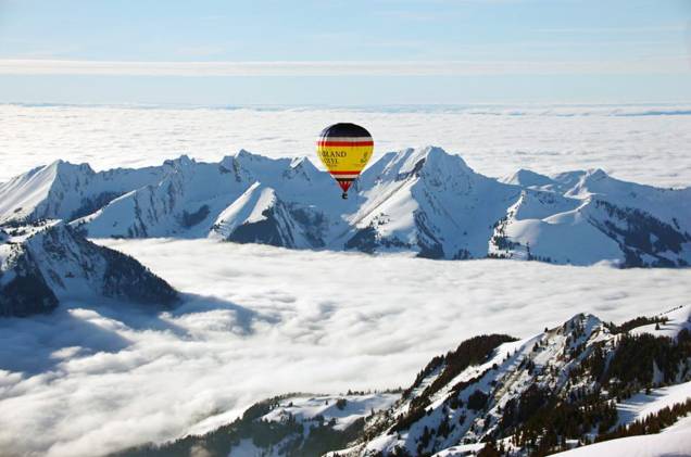 Não é só por ter uma das estações de esqui mais exclusivas do mundo que Gstaad atrai turistas. O céu do vilarejo da <a href="http://viagemeturismo.abril.com.br/paises/suica-2/">Suíça</a> tem um colorido especial durante a primavera e o verão, quando é possível fazer um passeio de balão sobre os Alpes Suíços. Quem passa por Gstaad em janeiro pode coincidir com a data do Festival Internacional de Balão em Chateau d'Oex e se maravilhar com o colorido dos balões tingindo o branco da neve e o azul do céu.