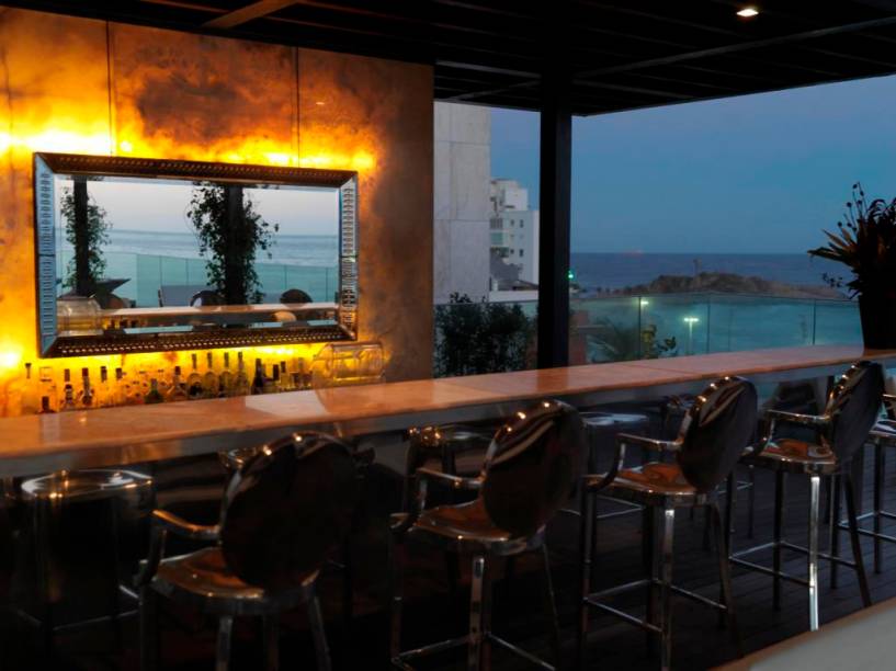 Bar e piscina no terraço do hotel Fasano Rio, no Rio de Janeiro