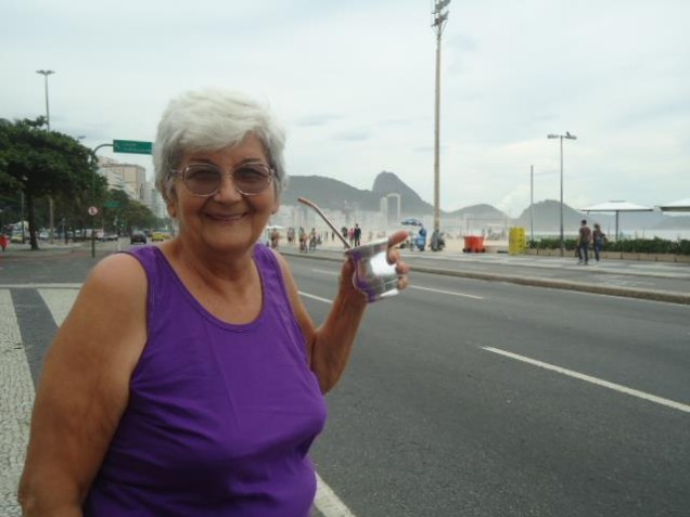 A argentina Lore Benito fotografou a avó na praia de Copacabana em 2013
