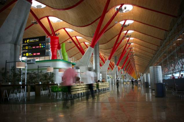 No Terminal Internacional do Aeroporto de Barajas é possível pegar um metrô até o centro de Madri No Terminal Internacional do Aeroporto de Barajas é possível pegar um metrô até o centro de Madri
