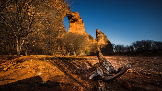 O <a href="https://viajeaqui.abril.com.br/cidades/br-pi-serra-da-capivara" target="_blank">Parque Nacional da Serra da Capivara</a> abriga diversas pinturas pré-históricas e achados arqueológicos impressionantes! Sua importância histórica se junta à beleza da região, que está coberta por vegetação agreste de flores coloridas da caatinga, tem formações geológicas impressionantes e cânions profundos. Seu tempo de permanência na região vai depender da sua disposição. Não há apenas um caminho – para conhecer tudo, será preciso uma semana pelo menos. Há algumas boas estradas asfaltadas e outras de terra e é possível hospedar-se em alguns povoados no caminho. Leve grandes contêineres de água, pois o parque é grande, o calor é intenso e há poucos pontos de abastecimento O <a href="https://viajeaqui.abril.com.br/cidades/br-pi-serra-da-capivara" target="_blank">Parque Nacional da Serra da Capivara</a> abriga diversas pinturas pré-históricas e achados arqueológicos impressionantes! Sua importância histórica se junta à beleza da região, que está coberta por vegetação agreste de flores coloridas da caatinga, tem formações geológicas impressionantes e cânions profundos. Seu tempo de permanência na região vai depender da sua disposição. Não há apenas um caminho – para conhecer tudo, será preciso uma semana pelo menos. Há algumas boas estradas asfaltadas e outras de terra e é possível hospedar-se em alguns povoados no caminho. Leve grandes contêineres de água, pois o parque é grande, o calor é intenso e há poucos pontos de abastecimento