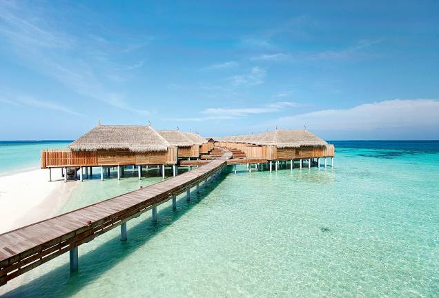 <strong>15. Constance Moofushi, Ilha Moofushi, <a href="http://viajeaqui.abril.com.br/paises/maldivas/fotos" rel="Maldivas" target="_blank">Maldivas</a></strong>O terceiro colocado das Ilhas Maldivas também oferece quartos em bangalôs sobre a água, e tem destaque para o restaurante com piso de areia branca e para as piscinas com vista para o mar.Mês mais barato para se hospedar: Junho
