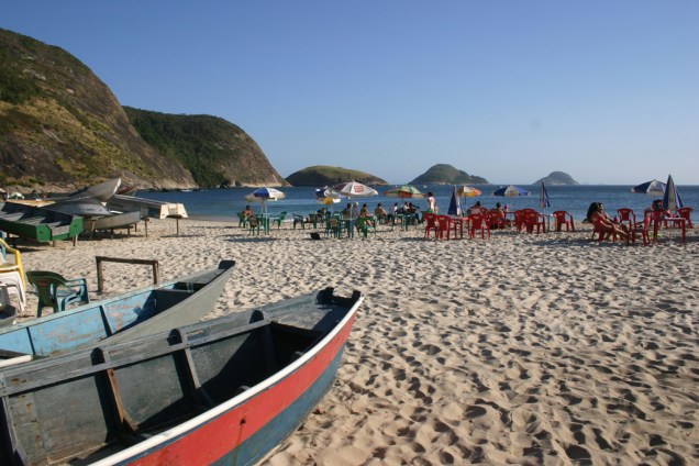 Famosa pela vista privilegiada das principais atrações do Rio de Janeiro, a Praia de Itaipu é bem movimentada nos fins de semana