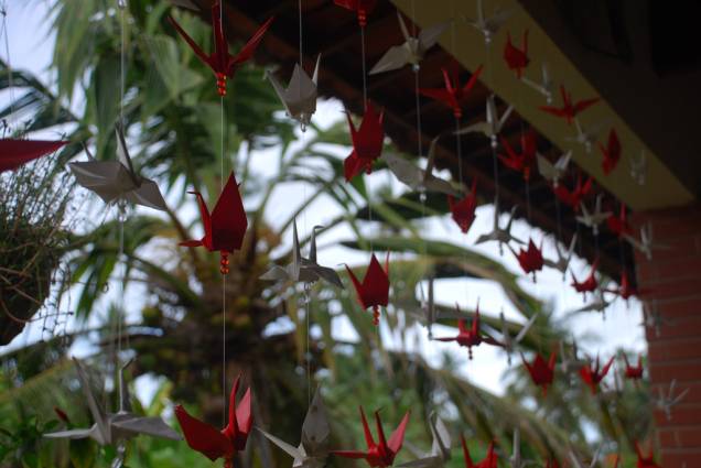 Tsurus, origami em forma de pássaro, enfeitam a varanda da Pousada Origami, na Praia do Toque