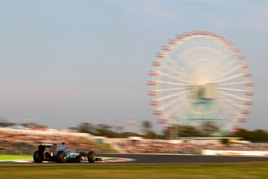 No circuito de Suzuka, no <a href="https://viajeaqui.abril.com.br/paises/japao" rel="Japão" target="_blank">Japão</a>, aconteceu o que muitos brasileiros consideram a maior injustiça da história da Fórmula 1. Na corrida de 1988, o frânces Alain Prost precisava que o brasileiro Ayrton Senna não pontuasse para que, com uma corrida de antecedência, fosse campão mundial da categoria. Prost liderava a prova, com Senna em segundo, até que, em uma tentativa de ultrapassagem, os dois se tocaram, mas Senna, com ajuda dos fiscais, voltou à prova e venceu. Após a prova, Jean-Marie Balestre, então presidente da FIA, alegou que Senna cortou caminho no local do acidente, desclassificando o brasileiro da prova e coroando o título do seu compatriota francês