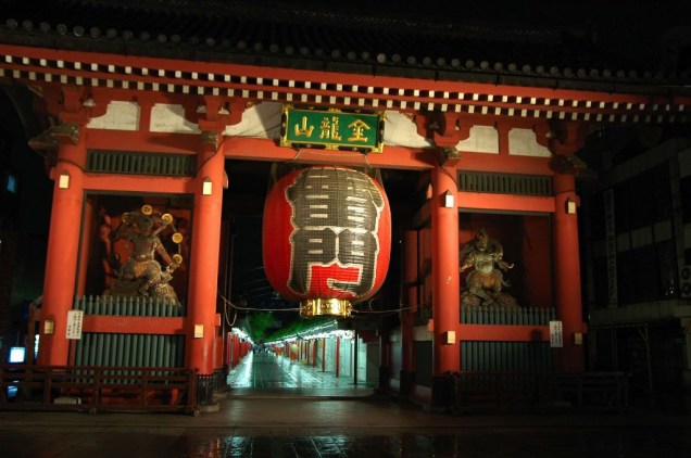Portal Kaminari-mon, do templo budista Sensoji, em Asakusa, Tóquio