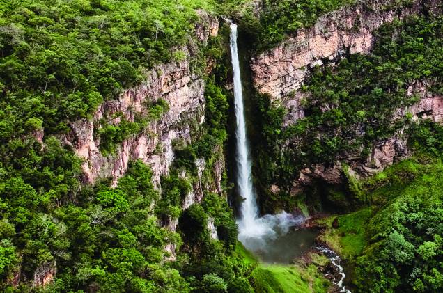Salto do Itiquira, o mais famoso da cidade; a queda-dágua de quase 170 metros é tão poderosa que causa a impressão de chuva constante aos visitantes que se aproximam