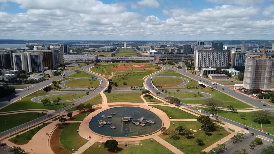 <a href="https://viajeaqui.abril.com.br/estabelecimentos/br-df-brasilia-atracao-torre-de-televisao" rel="15. Torre de Televisão "><strong>15. Torre de Televisão </strong></a>A torre tem uma base de observação (acessível por elevador) de onde é possível ver o traçado das ruas e ter uma visão 360º de toda a cidade devido à sua localização em uma região quase que completamente plana. Em frente à torre, uma fonte luminosa oferece espetáculos de luz e som (diariamente às 19h) <a href="https://viajeaqui.abril.com.br/estabelecimentos/br-df-brasilia-atracao-torre-de-televisao" rel="15. Torre de Televisão "><strong>15. Torre de Televisão </strong></a>A torre tem uma base de observação (acessível por elevador) de onde é possível ver o traçado das ruas e ter uma visão 360º de toda a cidade devido à sua localização em uma região quase que completamente plana. Em frente à torre, uma fonte luminosa oferece espetáculos de luz e som (diariamente às 19h)