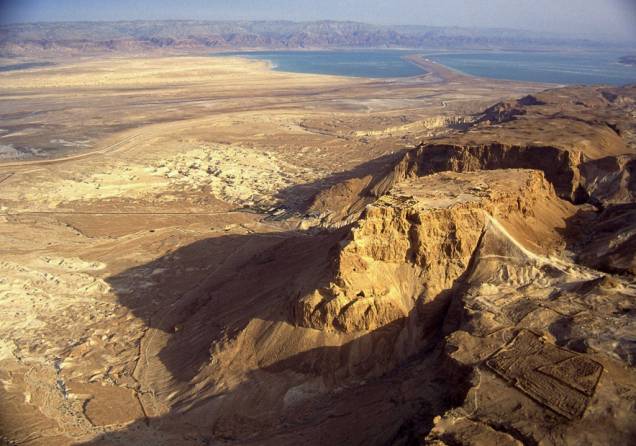 O Forte Masada, junto ao Mar Morto, foi palco do histórico cerco romano de 72 d.C. e é um símbolo da resistência judaica frente aos seus diferentes dominadores.