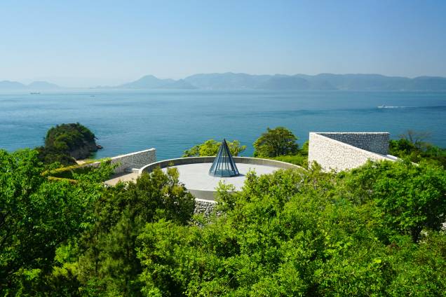 O museu Benesse House é o principal de Naoshima e tem quatro edifícios projetados por Ando Tadao, todos eles com galerias de arte e quartos de hóspedes. Este é o "Museum"