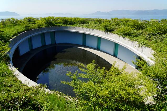 Edifício "Oval" da Benesse House. Projetados por Ando Tadao, suas curvas de concreto e jardins suspensos dialogam com a paisagem natural da ilha