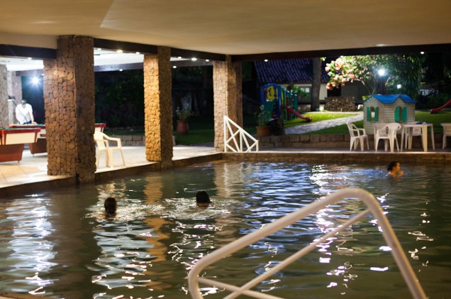 Além das piscinas descobertas e do parque aquático, o Hotel Mato Grosso Águas Quentes tem  piscina coberta, cachoeiras e piscinas de águas termais com temperatura entre 37 e 42 graus Celsius