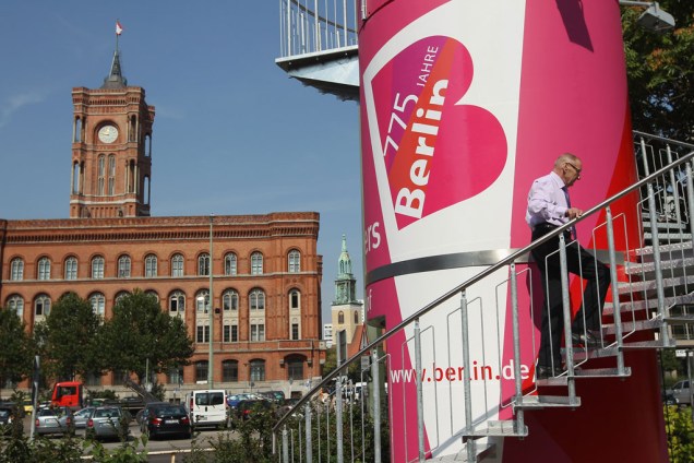 Próximo ao prédio da prefeitura de Berlim – o Rotes Rathaus, erguido no século 19 –, mais uma exibição comemorativa dos 775 anos da cidade