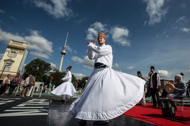 Dervixes, monges muçulmanos, dançam durante um evento que celebra as religiões importantes para a história de Berlim