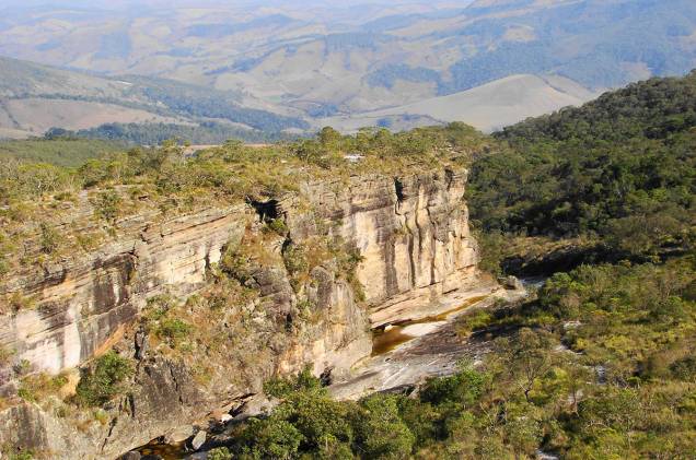 Outra trilha que pode ser feita no <a href="https://viajeaqui.abril.com.br/estabelecimentos/br-mg-conceicao-do-ibitipoca-atracao-parque-estadual-do-ibitipoca" rel="Parque Estadual do Ibitipoca" target="_blank">Parque Estadual do Ibitipoca</a> é até o Pico do Pião (1722 m), que também é puxada (são cinco horas de caminhada, contando a ida e a volta), e tem pelo caminho a bela Gruta dos Viajantes Outra trilha que pode ser feita no <a href="https://viajeaqui.abril.com.br/estabelecimentos/br-mg-conceicao-do-ibitipoca-atracao-parque-estadual-do-ibitipoca" rel="Parque Estadual do Ibitipoca" target="_blank">Parque Estadual do Ibitipoca</a> é até o Pico do Pião (1722 m), que também é puxada (são cinco horas de caminhada, contando a ida e a volta), e tem pelo caminho a bela Gruta dos Viajantes