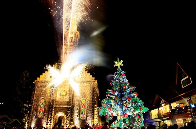 Em todas as noites do Natal Luz acontece o Show de Acendimento - um espetáculo gratuito, a partir das 21h, com show de fogos de artifício em frente à Igreja São Pedro