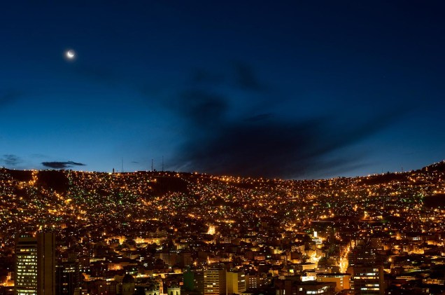 Vista da capital La Paz à noite - é comum ter essa visão em passeios noturnos pela cidade, já que as casinhas estão distribuídas por todo o vale