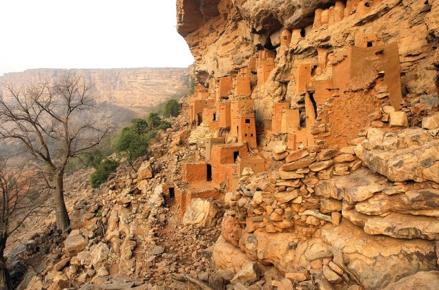 <strong>Pays Dogon (Mali)</strong> A trilha que percorre a região "do povo Dogon", conhecido por seus dançarinos mascarados, pode durar até 10 dias e leva aos penhascos da falésia de Bandiagara, que servia de refúgio natural para os dogons. Lá, eles construíam casas feitas de argila, palha e esterco bovino, quase imperceptíveis à distância e acessíveis apenas escalando as rochas <strong>Pays Dogon (Mali)</strong> A trilha que percorre a região "do povo Dogon", conhecido por seus dançarinos mascarados, pode durar até 10 dias e leva aos penhascos da falésia de Bandiagara, que servia de refúgio natural para os dogons. Lá, eles construíam casas feitas de argila, palha e esterco bovino, quase imperceptíveis à distância e acessíveis apenas escalando as rochas