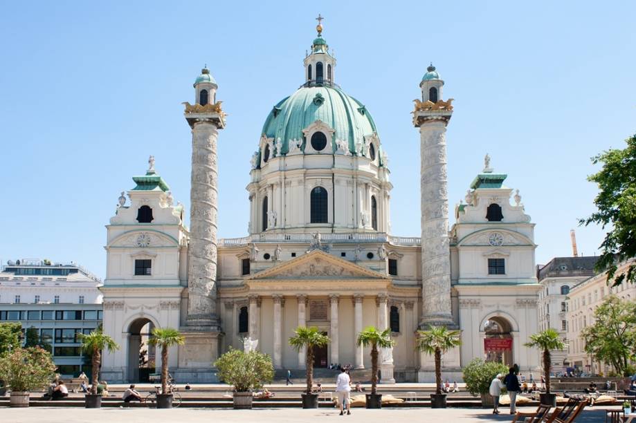 A interessante, mas desequilibrada, fachada da igreja Karlskirche é uma das atrações de Viena