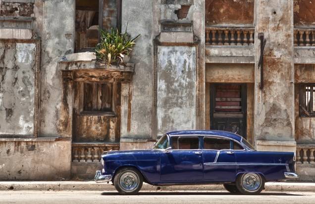 Prédios antigos e carros idem, uma cena comum em Havana
