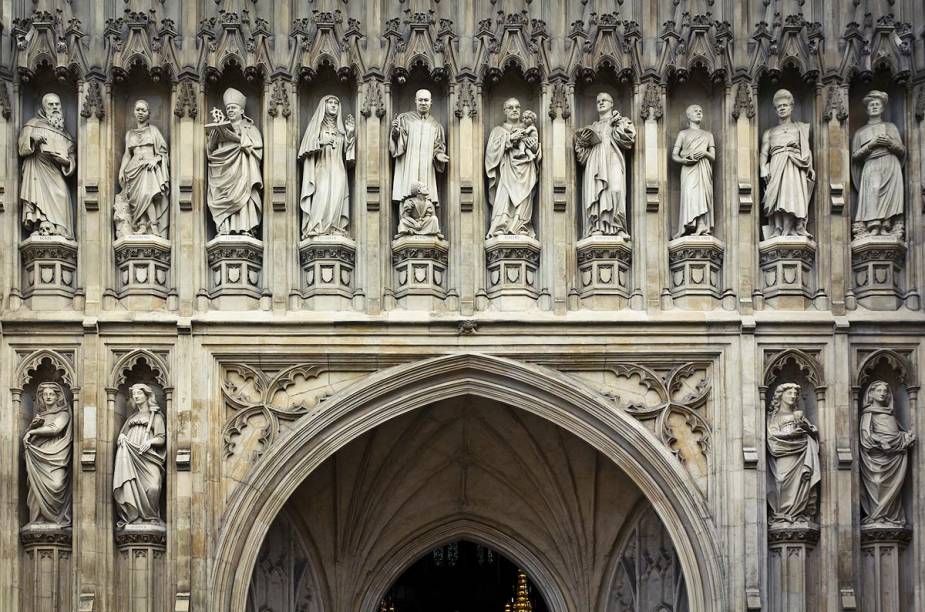 Apesar das misturas arquitetônicas, a Abadia de Westminster é um grande exemplo da escola gótica inglesa. Na foto, o detalhe de uma das paredes exteriores Apesar das misturas arquitetônicas, a Abadia de Westminster é um grande exemplo da escola gótica inglesa. Na foto, o detalhe de uma das paredes exteriores