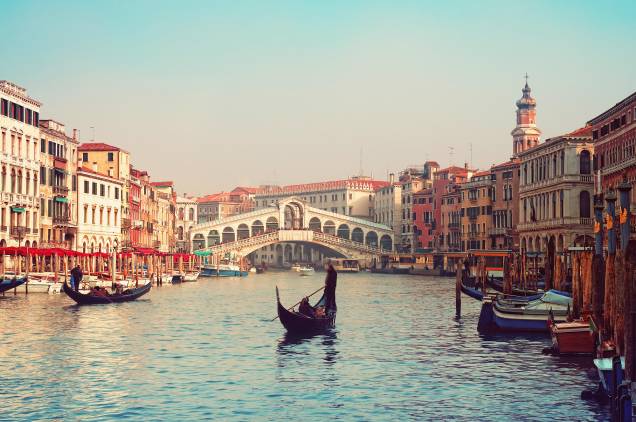 A Ponte Rialto, um dos pontos mais cheios de turistas da cidade de <a href="http://viajeaqui.abril.com.br/cidades/italia-veneza" rel="Veneza">Veneza</a> - ao lado dela, há um mercado de produtos regionais, como queijos