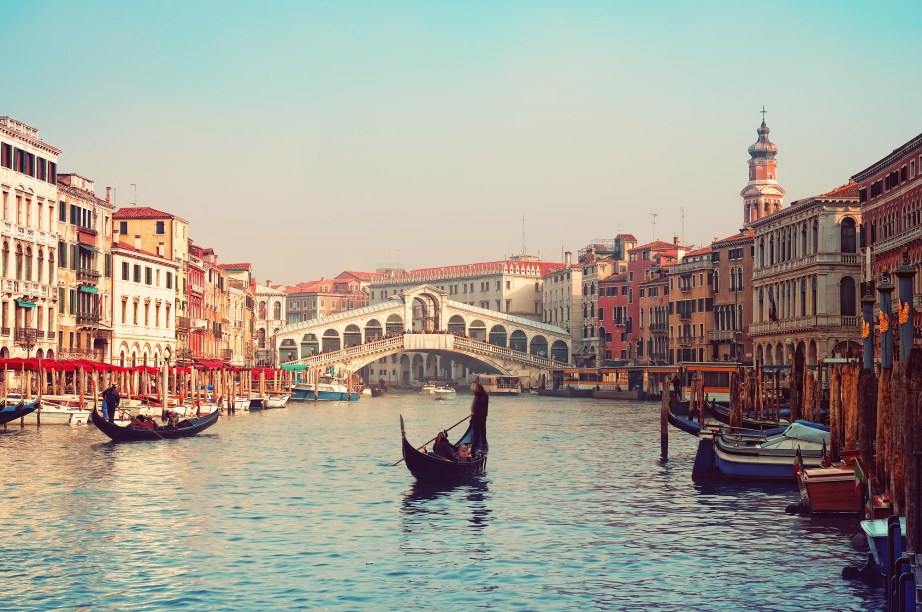 A Ponte Rialto, um dos pontos mais cheios de turistas da cidade de <a href="https://viajeaqui.abril.com.br/cidades/italia-veneza" rel="Veneza">Veneza</a> - ao lado dela, há um mercado de produtos regionais, como queijos