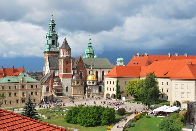 Aspecto geral do interior do Castelo de Wawel, com a Catedral ao centro e o palácio real à direita Aspecto geral do interior do Castelo de Wawel, com a Catedral ao centro e o palácio real à direita