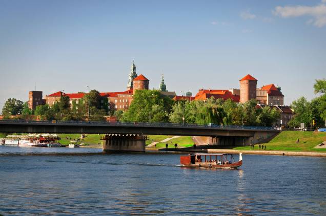 Castelo de Wawel visto a partir do rio Vistula Castelo de Wawel visto a partir do rio Vistula