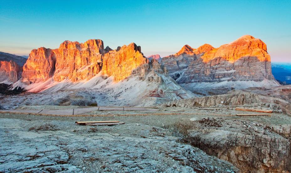 No pôr do sol, é possível vislumbrar os paredões cobertos do tom sépia dos últimos raios solares em <a href="https://viajeaqui.abril.com.br/cidades/italia-cortina-dampezzo" rel="Cortina DAmpezzo">Cortina DAmpezzo</a>