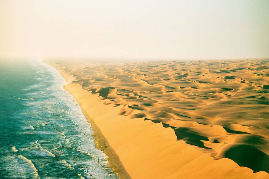 Um deserto imenso, com dunas de areia fofa que vão avançando Oceano Atlântico adentro – em mais ou menos 15 metros por ano. Com um nome que evoca os lugares assustadores dos filmes de pirata, a Costa do Esqueleto, na Namíbia, é mesmo intrigante. Quem encara o areião em um carro 4x4 ou sobrevoa a região topa com um conjunto de estranhezas. Encontra um monte de naufrágios (estima-se que são mais de mil barcos e grandes navios que, ao longo dos séculos, se estreparam ao chegar perto das dunas submersas). Avista minas de diamante, muitas desativadas por causa das condições extremas. Vê ossos de baleia. E passa perto de esqueletos de náufragos ou de pescadores. Pois é...