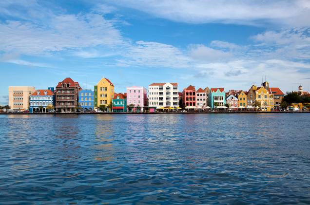A famosa orla de Willemstad, com suas charmosas casinhas coloridas