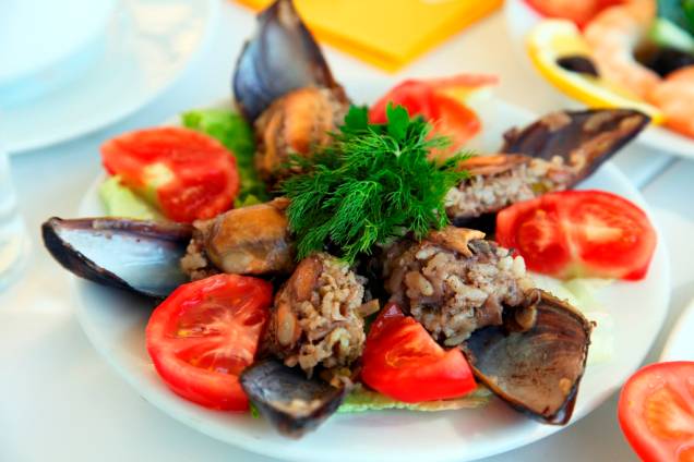 Mezes de pescados, como mariscos, são típicos de Istambul