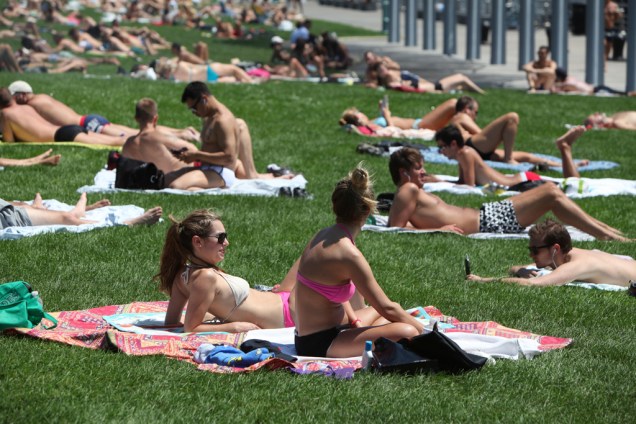 Pessoas tomam sol no gramado às margens do Rio Hudson, em <a href="https://viajeaqui.abril.com.br/cidades/estados-unidos-nova-york" rel="Nova York" target="_blank">Nova York</a>